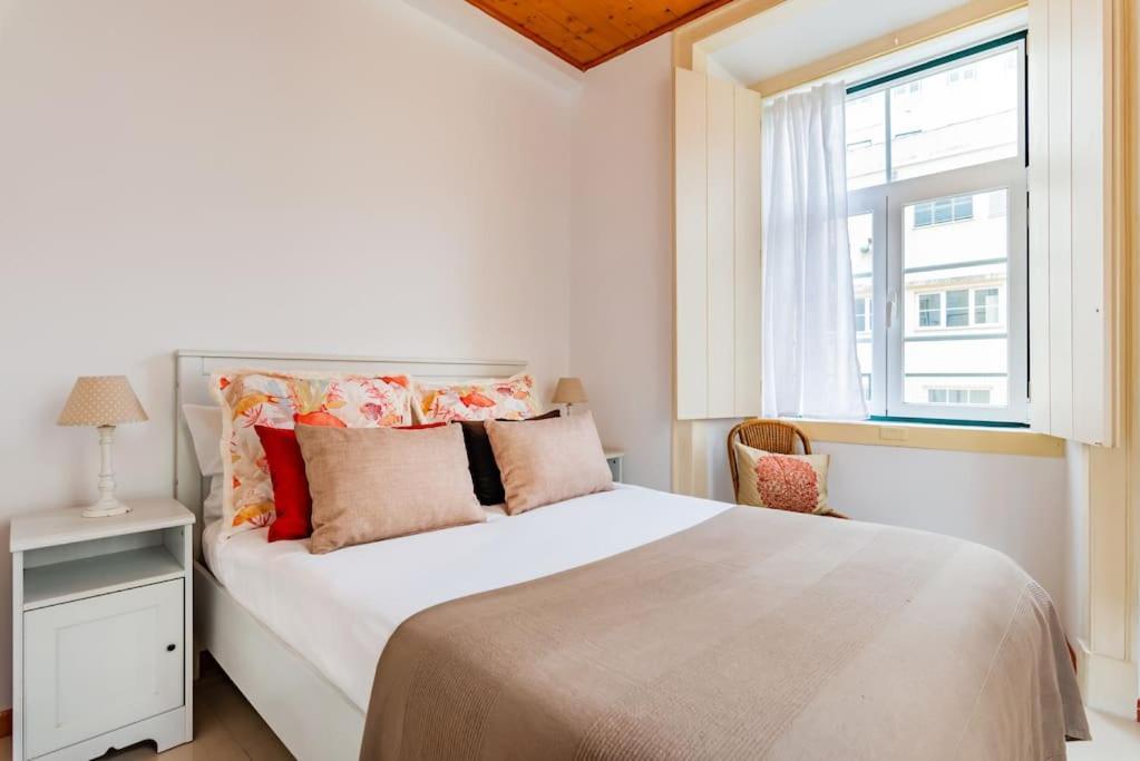 Appartamento 1Br @ Downtown Lisbon Chiado Esterno foto