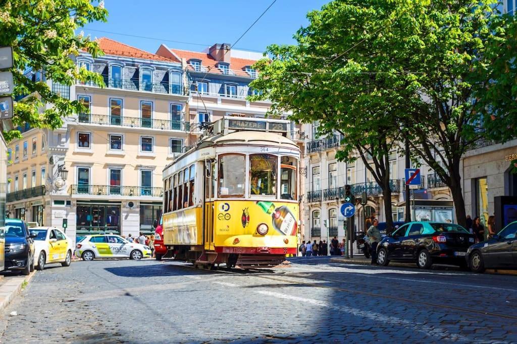 Appartamento 1Br @ Downtown Lisbon Chiado Esterno foto