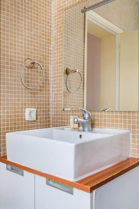 Appartamento 1Br @ Downtown Lisbon Chiado Esterno foto